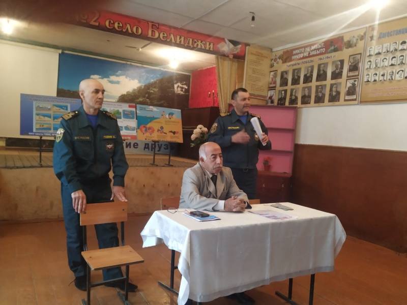 shkolnikov-derbentskogo-rayona-obuchayut-pravilam-bezopasnogo-povedeniya-na-vodoemah_1584429897891070025__800x800.jpg